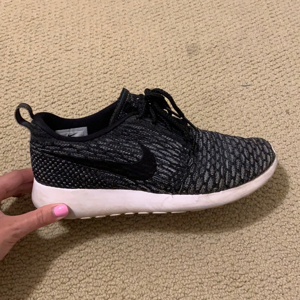 Women’s Nike Roshe fly knit sneakers